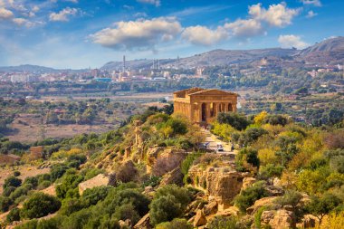 Tapınaklar Vadisi (Valle dei Templi), MÖ 5. yüzyılda inşa edilen antik bir Yunan tapınağı olan Konkordiya Tapınağı, Agrigento, Sicilya. Concordia Tapınağı, Agrigento, Sicilya, İtalya