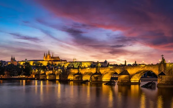 Γέφυρα Του Καρόλου Στο Ηλιοβασίλεμα Πολύχρωμο Ουρανό Πράγα Τσεχική Δημοκρατία — Φωτογραφία Αρχείου