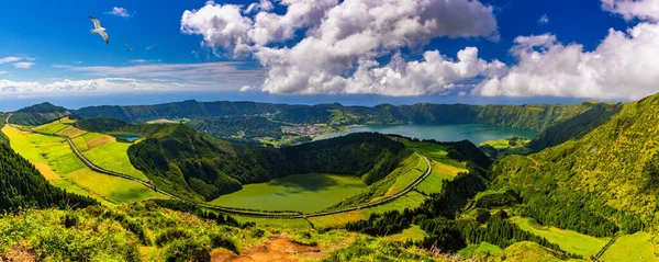 葡萄牙亚速尔圣米格尔岛Miradouro Grota Inferno附近的Sete Cidades景观 Grota Inferno在葡萄牙亚速尔圣米格尔岛Sete Cidades的观点 — 图库照片