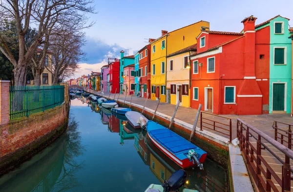 Prachtig Uitzicht Grachten Van Burano Met Boten Mooie Kleurrijke Gebouwen — Stockfoto