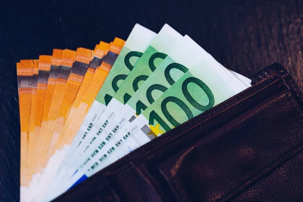 Cüzdan Ile Euro Banknot Cüzdan Siyah Bir Arka Plan Üzerinde — Stok fotoğraf