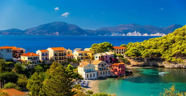 Baía Cor Turquesa Mar Mediterrâneo Com Belas Casas Coloridas Aldeia — Fotografia de Stock