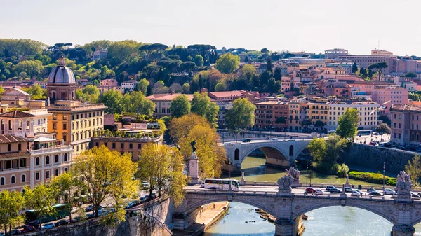 橋のあるスカイラインポンテ ヴィットリオ エマヌエーレ2世とローマの古典的な建築 ティバー川の上のバチカン市国の風景 — ストック写真