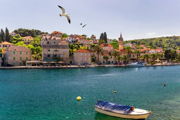 Hırvatistan Brac Adası Ndaki Köy Üzerinde Güzel Liman Martılara Sahip — Stok fotoğraf