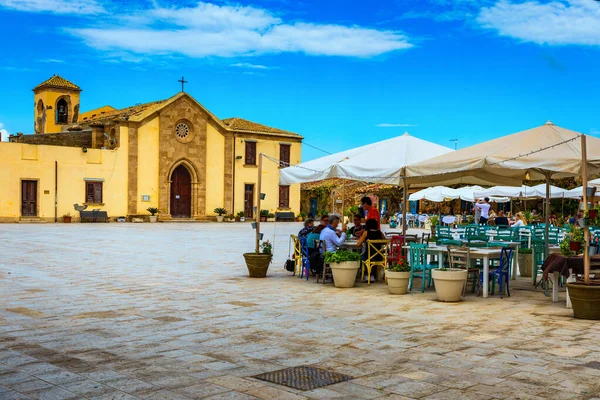 シチリア州シラキュースのマルザメミの絵のような村 マルザメミ広場 小さな漁村 シラクサ州 シチリア島 イタリア ヨーロッパ — ストック写真