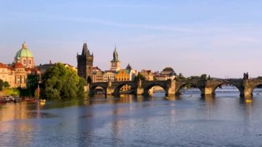 Çek Cumhuriyeti Prag 'daki Charles Köprüsü, Prag, Çek Cumhuriyeti. Charles Bridge (Karluv Most) ve Old Town Tower. Vltava Nehri ve Charles Köprüsü, dünya seyahati, gezi ve turizm konsepti.