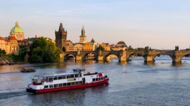 Çek Cumhuriyeti Prag 'daki Vltava nehri üzerindeki Eski Şehir İskelesi mimarisi ve Charles Köprüsü manzaralı. Prag ikonu Charles Bridge (Karluv Most) ve Eski Şehir Köprüsü Kulesi, Çek Cumhuriyeti.