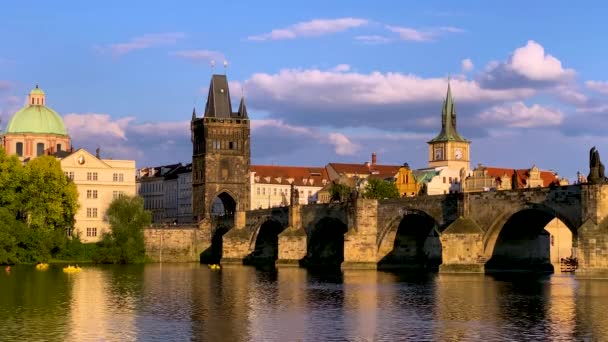 查尔斯桥在布拉格捷克 布拉格 捷克共和国 查尔斯桥 Karluv Most 和旧城塔 Vltava River Charles — 图库视频影像