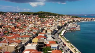 Argostoli 'nin (Argostolion), ünlü şehir ve başkenti Cefalonia' nın (Kefalonia), İyon adalarının insansız hava aracı videosu. Argostoli kasabası, Yunanistan 'ın Kefalonia adasının eski belediyesi.