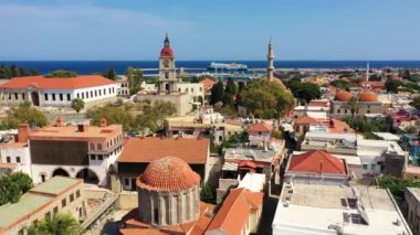 Yunanistan 'ın Rodos kentindeki eski Rodos kentindeki Süleyman Camii. Yunanistan 'ın Rodos adasındaki Rodos şehrindeki Ortaçağ Saat Kulesi (Roloi Saat Kulesi).