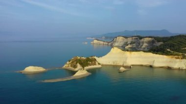 Yunanistan 'ın Korfu adasındaki Cape Drastis' in güzel manzarası. Cape Drastis, toprağın, kayaların ve mavi suların etkileyici oluşumları. Panorama, Korfu, Yunanistan, İyon Adaları..