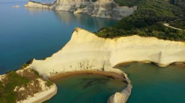 Yunanistan 'ın Korfu adasındaki Cape Drastis' in güzel manzarası. Cape Drastis, toprağın, kayaların ve mavi suların etkileyici oluşumları. Panorama, Korfu, Yunanistan, İyon Adaları..
