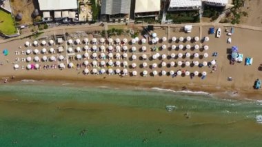Yunanistan 'ın Korfu adasındaki Agios Gordios egzotik plajı. Agios Gordios plajı, Korfu adası, Yunanistan. Agios Gordios plajının panoramik manzarası, kumlu deniz kıyıları, plaj şemsiyeleri ve şezlonglar..