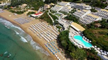 Pelekas Kontogialos plajının hava aracı görüntüsü. Korfu, Yunanistan. Kontogialos Plajı, Pelekas, Korfu, Yunanistan. 