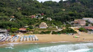 Pelekas Kontogialos plajının hava aracı görüntüsü. Korfu, Yunanistan. Kontogialos Plajı, Pelekas, Korfu, Yunanistan. 