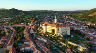 Mikulov Kalesi, Güney Moravya, Çek Cumhuriyeti 'nin Mikulov kasabasında. Çek Cumhuriyeti 'ndeki Mikulov şehrinin etkileyici Mikulov Kalesi manzarası