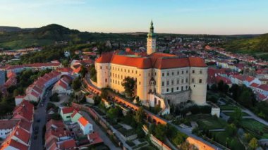 Mikulov Kalesi, Güney Moravya, Çek Cumhuriyeti 'nin Mikulov kasabasında. Çek Cumhuriyeti 'ndeki Mikulov şehrinin etkileyici Mikulov Kalesi manzarası