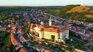 Mikulov Kalesi, Güney Moravya, Çek Cumhuriyeti 'nin Mikulov kasabasında. Çek Cumhuriyeti 'ndeki Mikulov şehrinin etkileyici Mikulov Kalesi manzarası