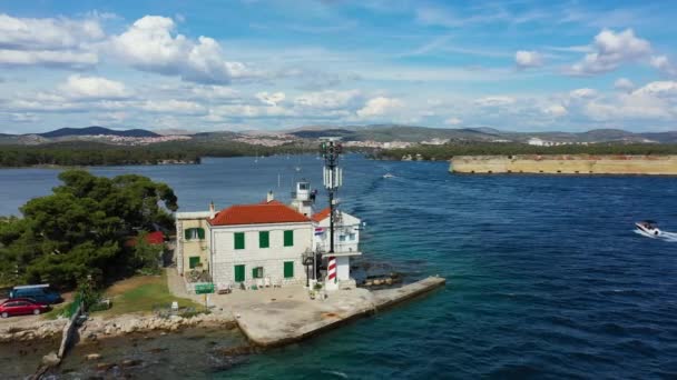 シベニク湾の入り口の空中ビュー ダルマチア クロアチアの群島のJadrija灯台 クロアチアのシベニク湾のJadrija町の灯台の空中ビュー 美しい海の景色 — ストック動画