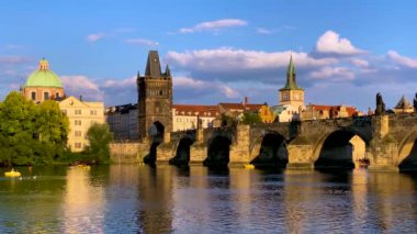 Çek Cumhuriyeti Prag 'daki Charles Köprüsü, Prag, Çek Cumhuriyeti. Charles Bridge (Karluv Most) ve Old Town Tower. Vltava Nehri ve Charles Köprüsü, dünya seyahati, gezi ve turizm konsepti.