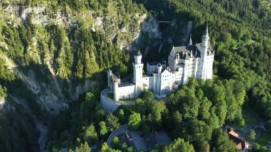 Fussen, Bavyera, Almanya yakınlarındaki manzaralı Neuschwanstein Şatosu. Hohenschwangau, Almanya 'daki Neuschwanstein Kalesi. 