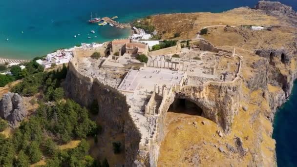 上から見るリンドスのアクロポリスの遺跡 ロードス島 ドデカネス諸島 ギリシャ島 ギリシャ ロードス島のアクロポリス ギリシャの古代建築 — ストック動画