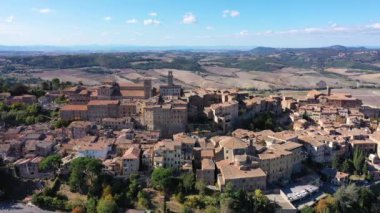 Harika mimarisi ve evleri olan Montepulciano köyü. Tuscany, İtalya 'da eski güzel bir kasaba. İtalya 'nın ortaçağ şehri Montepulciano' nun havadan görünüşü