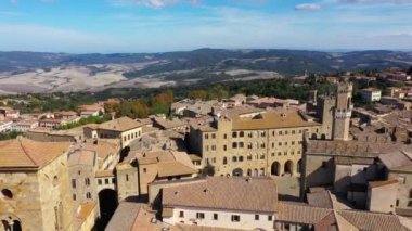 Toskana, Volterra şehir silueti, kilise ve manzara. Maremma, İtalya, Avrupa. Volterra 'nın panoramik manzarası, eski evleri, kuleleri ve kiliseleri olan ortaçağ Toskana kasabası, İtalya.