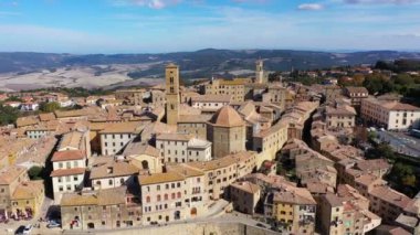 Toskana, Volterra şehir silueti, kilise ve manzara. Maremma, İtalya, Avrupa. Volterra 'nın panoramik manzarası, eski evleri, kuleleri ve kiliseleri olan ortaçağ Toskana kasabası, İtalya.
