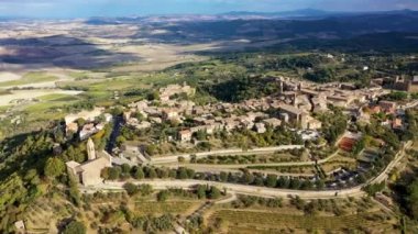 İtalya, Toskana 'da Val d' Orcia 'daki Montalcino kasabasının manzarası. Kasaba adını bir zamanlar araziyi kaplayan meşe ağacından alıyor. Ortaçağ İtalyan şehri Montalcino 'nun manzarası. Toskana