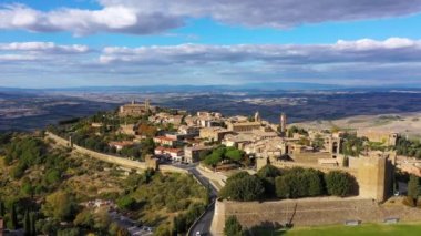 İtalya, Toskana 'da Val d' Orcia 'daki Montalcino kasabasının manzarası. Kasaba adını bir zamanlar araziyi kaplayan meşe ağacından alıyor. Ortaçağ İtalyan şehri Montalcino 'nun manzarası. Toskana