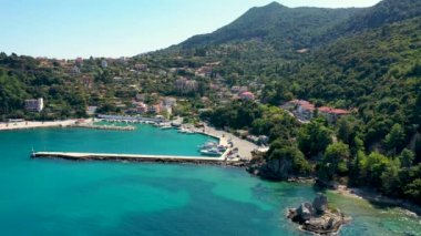 Yunanistan 'ın Kefalonia adasındaki Poros kentinin havadan görünüşü. Günün ortasında Poros City 'de. Sefalonya ya da Kefalonya adası, İyon Denizi, Yunanistan. Poros Köyü, Kefalonia Adası, İyon Adaları, Yunanistan.