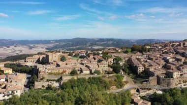 Toskana, Volterra şehir silueti, kilise ve manzara. Maremma, İtalya, Avrupa. Volterra 'nın panoramik manzarası, eski evleri, kuleleri ve kiliseleri olan ortaçağ Toskana kasabası, İtalya.