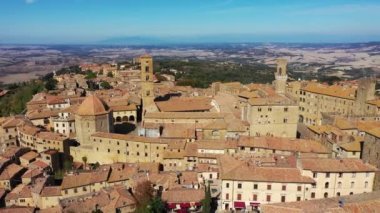 Toskana, Volterra şehir silueti, kilise ve manzara. Maremma, İtalya, Avrupa. Volterra 'nın panoramik manzarası, eski evleri, kuleleri ve kiliseleri olan ortaçağ Toskana kasabası, İtalya.