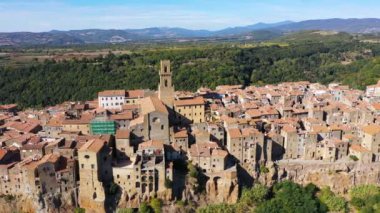 İtalya, Toskana 'nın Grosseto ilindeki Tuff kayaları üzerinde ortaçağ Pitigliano kasabası. Pitigliano İtalya 'nın Güney Toskana şehrinde küçük bir ortaçağ kasabasıdır..