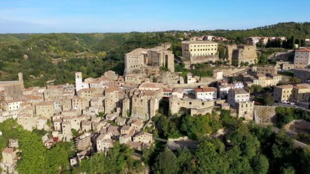 サラーノは 凝灰岩の上に建てられた町で イタリアで最も美しい都市の一つです 古代中世の丘の町としてソラーノはレンテ川 トスカーナ イタリア上の凝灰岩の石からぶら下がっ — ストック動画