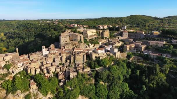 Sorano Miasto Zbudowane Tuff Rock Jest Jednym Najpiękniejszych Miast Włoszech — Wideo stockowe