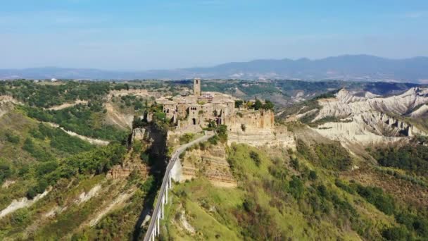 晴れた日に有名なCivita Bagnoregio イタリアのラツィオ州ヴィテルボ県 中世の町 チビタ バグノージョ トスカーナで人気の観光地 イタリア — ストック動画