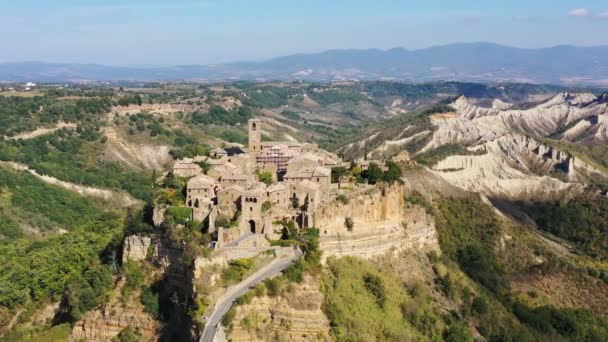 晴れた日に有名なCivita Bagnoregio イタリアのラツィオ州ヴィテルボ県 中世の町 チビタ バグノージョ トスカーナで人気の観光地 イタリア — ストック動画