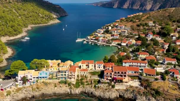希腊Kefalonia的Assos村 地中海绿松石色海湾 在希腊凯法洛尼亚的Assos村 爱奥尼亚岛 塞法洛尼亚岛 Assos村拥有美丽多彩的房子 — 图库视频影像