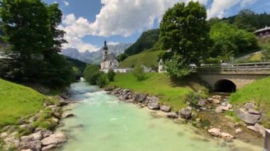 Bavyera Alplerinde manzaralı dağ manzarası ünlü St. Sebastian Kilisesi Ramsau, Nationalpark Berchtesgadener Toprakları, Yukarı Bavyera, Almanya