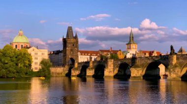 Çek Cumhuriyeti Prag 'daki Vltava nehri üzerindeki Eski Şehir İskelesi mimarisi ve Charles Köprüsü manzaralı. Prag ikonu Charles Bridge (Karluv Most) ve Eski Şehir Köprüsü Kulesi, Çek Cumhuriyeti.