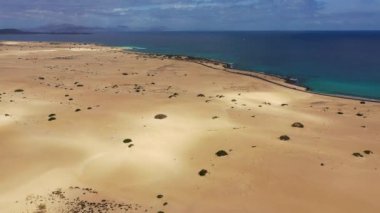 Kum tepeleri, Las Dunas de Corralejo, Corralejo Doğal Parkı, dramatik bulut oluşumu, Fuerteventura, Kanarya Adaları, İspanya. Kum tepeleri manzarası, Corralejo, Fuerteventura, Kanarya Adaları, İspanya.