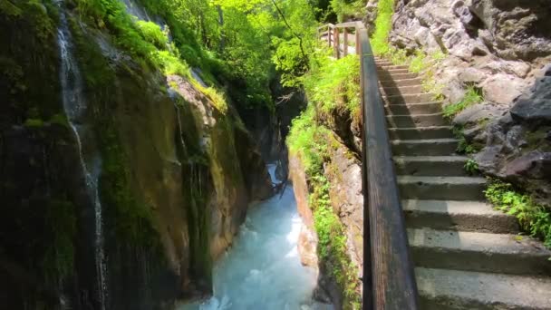 Krásná Dřevěná Stezka Pro Pěší Turistiku Horskou Řekou Kaňonem Vodopádem — Stock video