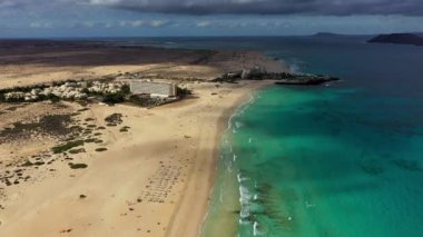 Corralejo Park, Fuerteventura, Kanarya Adaları 'ndaki kumsal manzarası. Corralejo Sahili (Grandes Playas de Corralejo) Fuerteventura, Kanarya Adaları, İspanya. Güzel turkuaz su ve beyaz kum.