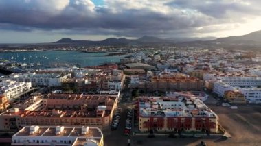 Corralejo havacılık şehri, Fuerteventura liman şehri, İspanya, Kanarya adalarının güzel panoramik manzarası. İspanya 'nın Kanarya Adaları Fuerteventura Adası' ndaki Corralejo kasabasının panoramik hava manzarası.