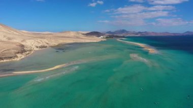 Jandia Yarımadası, Risco del Paso, Playas de Sotavento ve Laguna de Sotavento, Fuerteventura, Kanarya Adaları, İspanya, Atlantik, Avrupa. Uçurtma okyanusta uçuyor, Sotavento plajı, Fuerteventura