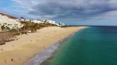 Fuerteventura adasında Morro del Jable kasabasında plaj havadan görünümü (Morro Jable plaj), Kanarya Adaları, İspanya. Kanaryalar'ın en iyi plajlarından biri. Mesafede motorral deniz feneri.