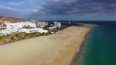 Fuerteventura adasında Morro del Jable kasabasında plaj havadan görünümü (Morro Jable plaj), Kanarya Adaları, İspanya. Kanaryalar'ın en iyi plajlarından biri. Mesafede motorral deniz feneri.