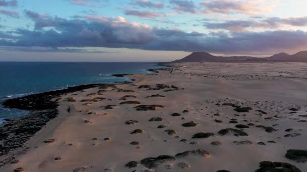 西班牙加那利群岛Fuerteventura岛东北角有沙丘的Corralejo国家公园 Parque Natural Corralejo 全景高空无人驾驶飞机全景 — 图库视频影像